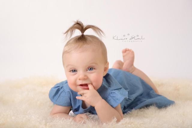 Kleine Madchen wahrend Familien Studio Fotoshooting in Porto