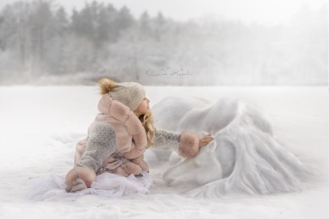 Fotografia fine art menina com cavalo esculptura em gelo