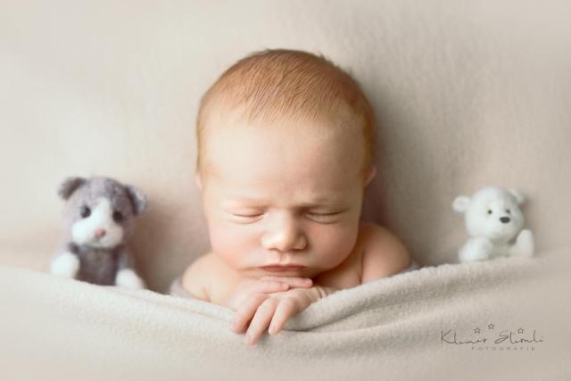 Neugeborenes Baby mit Spielzeug wahrend des Fotoshootings in Porto