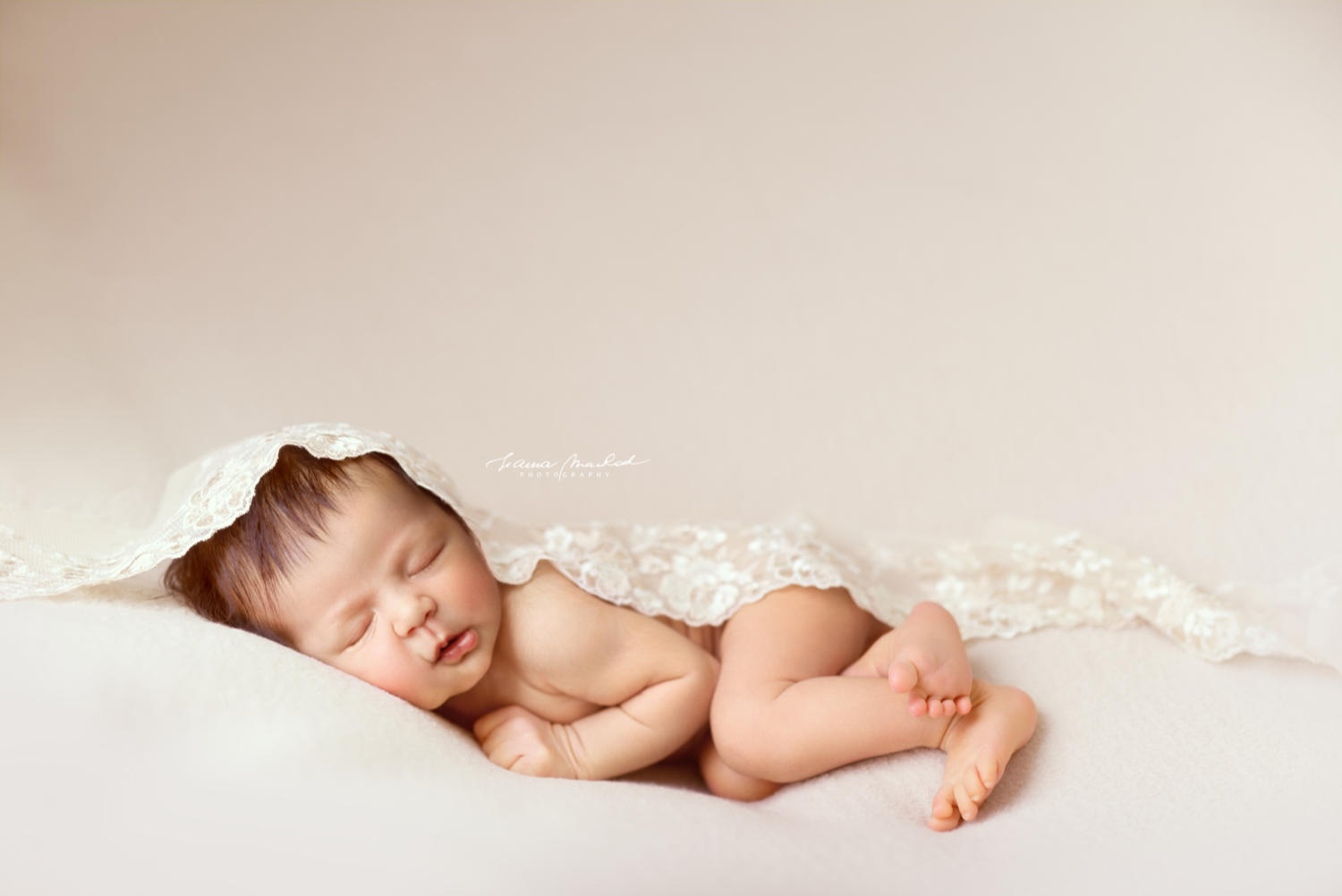Baby photoshoot in Porto ¦ Sleeping newborn baby girl