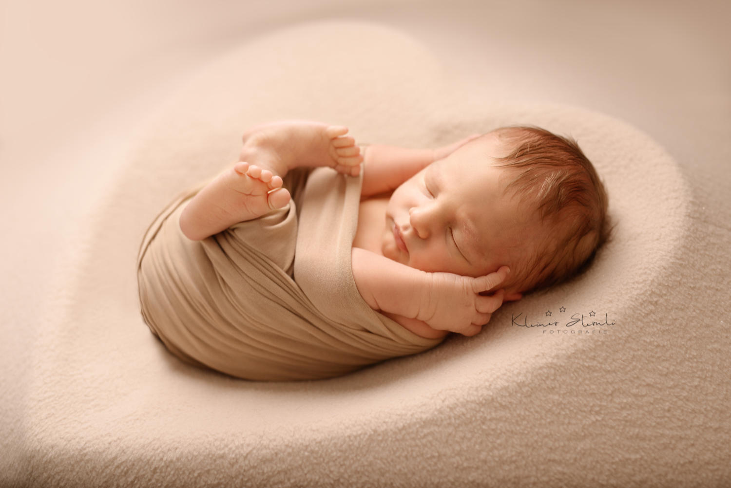 Bebé recém nascido em coração fotografia no Porto