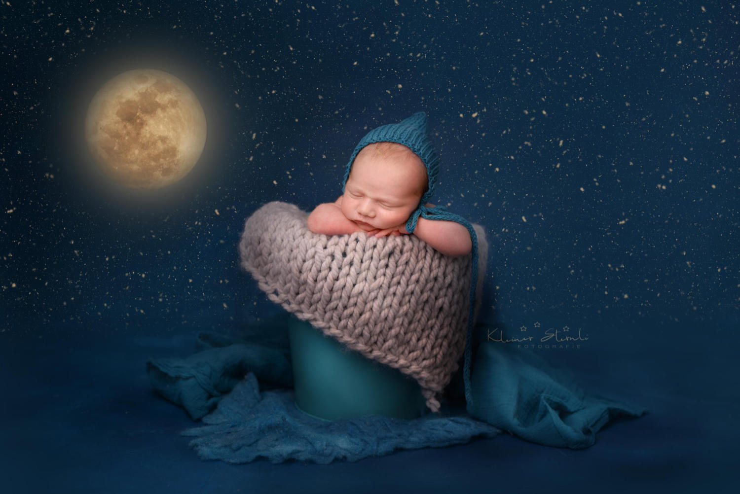 Bebé recém nascido dentro de balde a dormir por baixo da lua - Fotografia no Porto