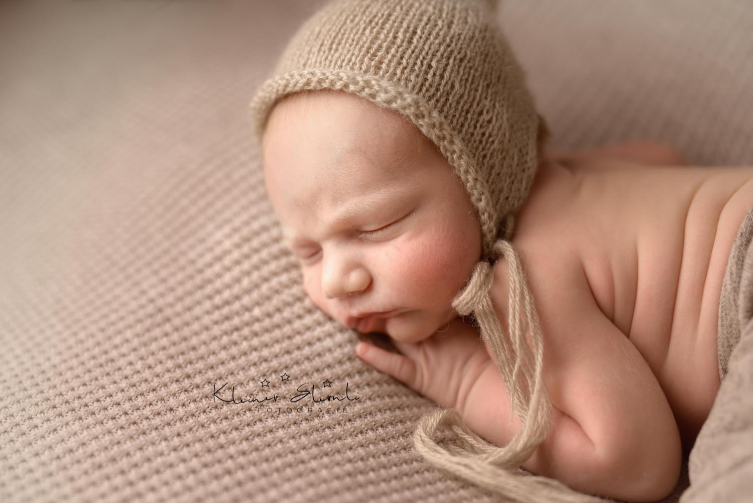 Newborn photoshoot in Porto in natural brown beige colors